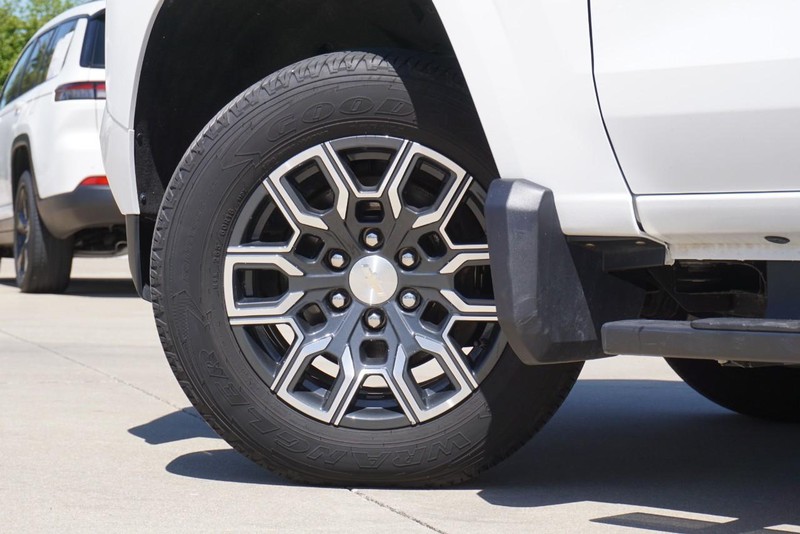 Chevrolet Colorado Vehicle Full-screen Gallery Image 15