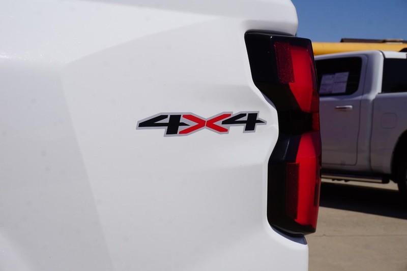 Chevrolet Colorado Vehicle Full-screen Gallery Image 18