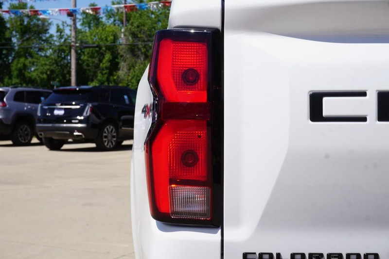 Chevrolet Colorado Vehicle Full-screen Gallery Image 19