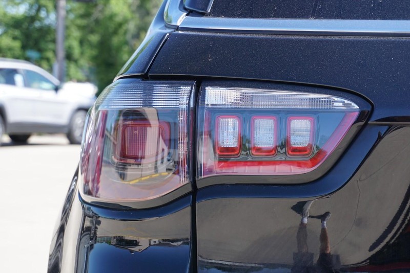 Jeep Compass Vehicle Full-screen Gallery Image 16