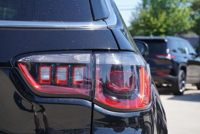 Jeep Compass Vehicle Full-screen Gallery Image 17