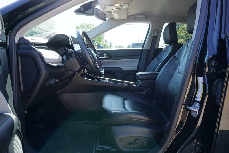 Jeep Compass Vehicle Full-screen Gallery Image 21