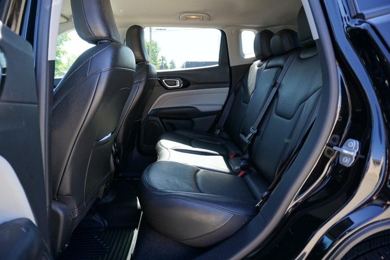 Jeep Compass Vehicle Full-screen Gallery Image 24