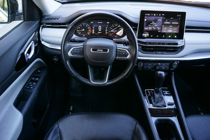 Jeep Compass Vehicle Full-screen Gallery Image 34