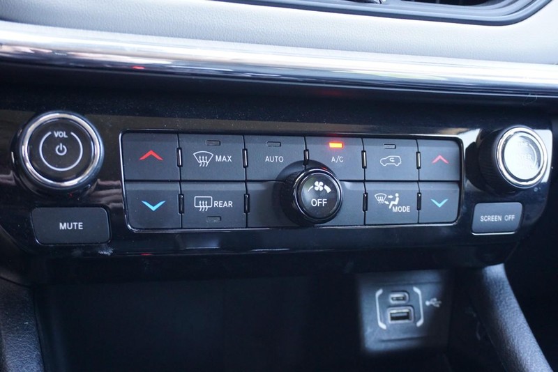 Jeep Compass Vehicle Full-screen Gallery Image 40
