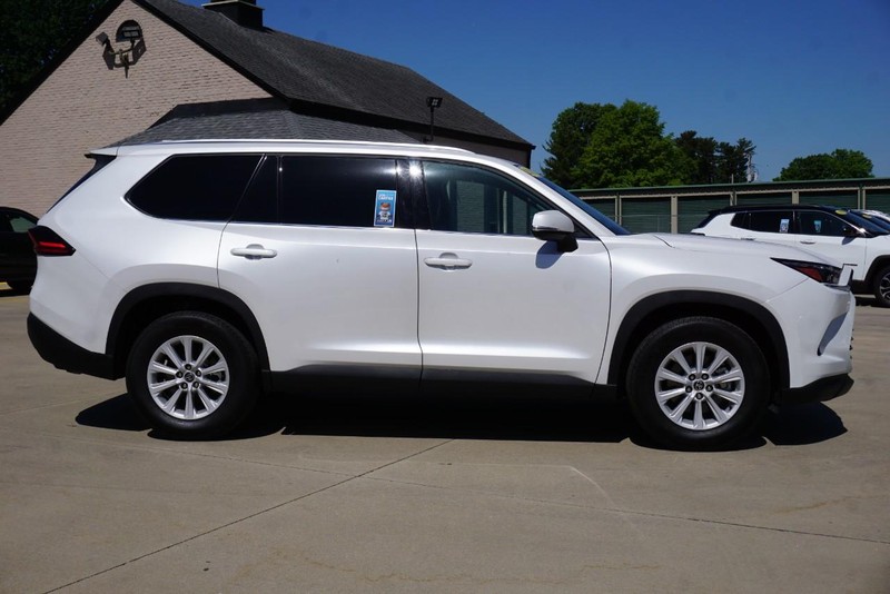 Toyota Grand Highlander Vehicle Full-screen Gallery Image 02