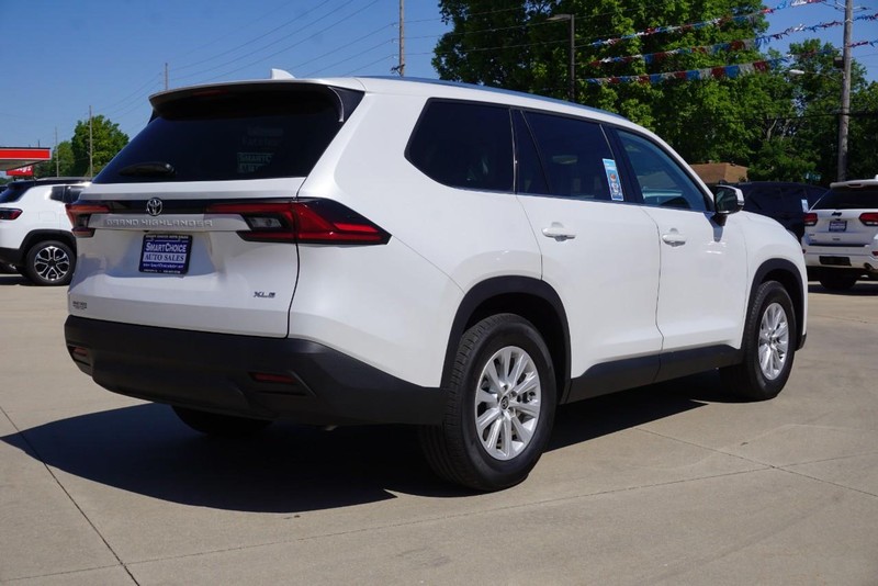 Toyota Grand Highlander Vehicle Full-screen Gallery Image 03