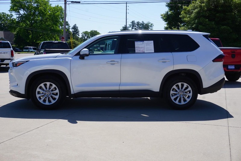 Toyota Grand Highlander Vehicle Full-screen Gallery Image 06
