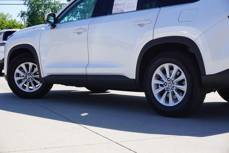 Toyota Grand Highlander Vehicle Full-screen Gallery Image 13