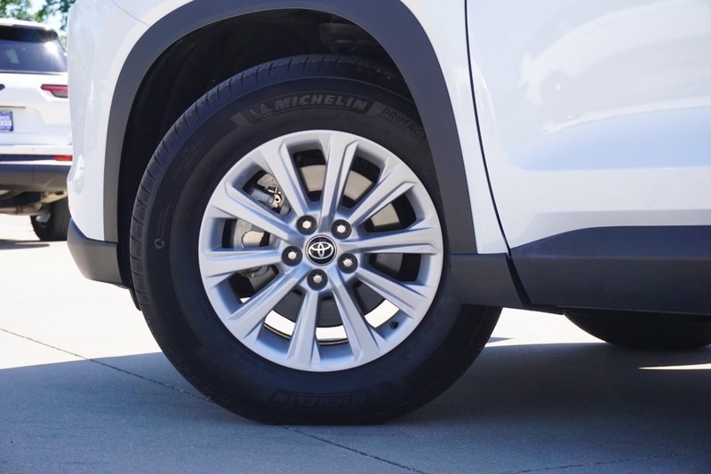 Toyota Grand Highlander Vehicle Full-screen Gallery Image 14