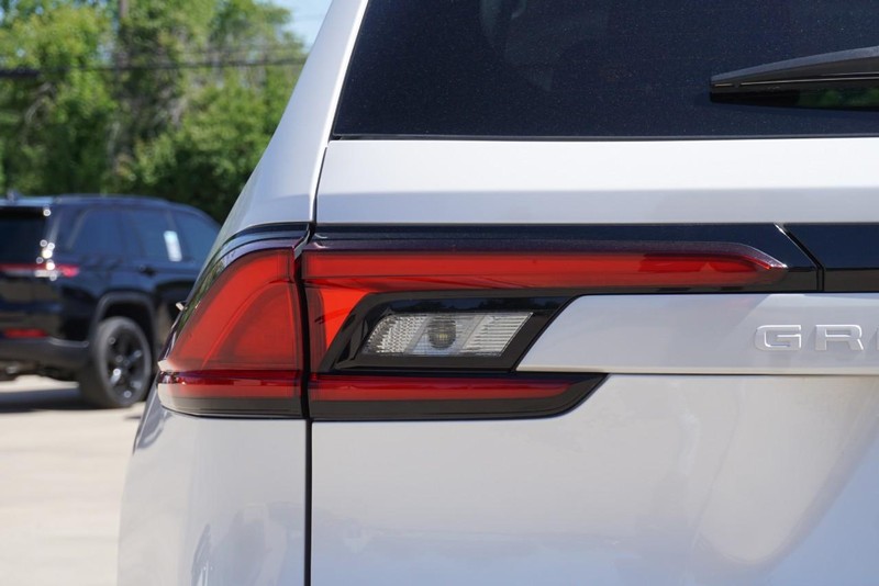 Toyota Grand Highlander Vehicle Full-screen Gallery Image 16