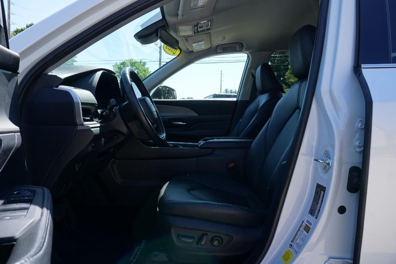 Toyota Grand Highlander Vehicle Full-screen Gallery Image 22