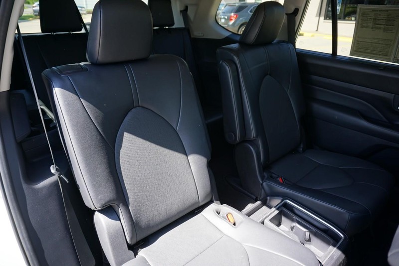 Toyota Grand Highlander Vehicle Full-screen Gallery Image 29
