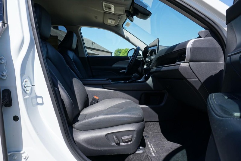Toyota Grand Highlander Vehicle Full-screen Gallery Image 30