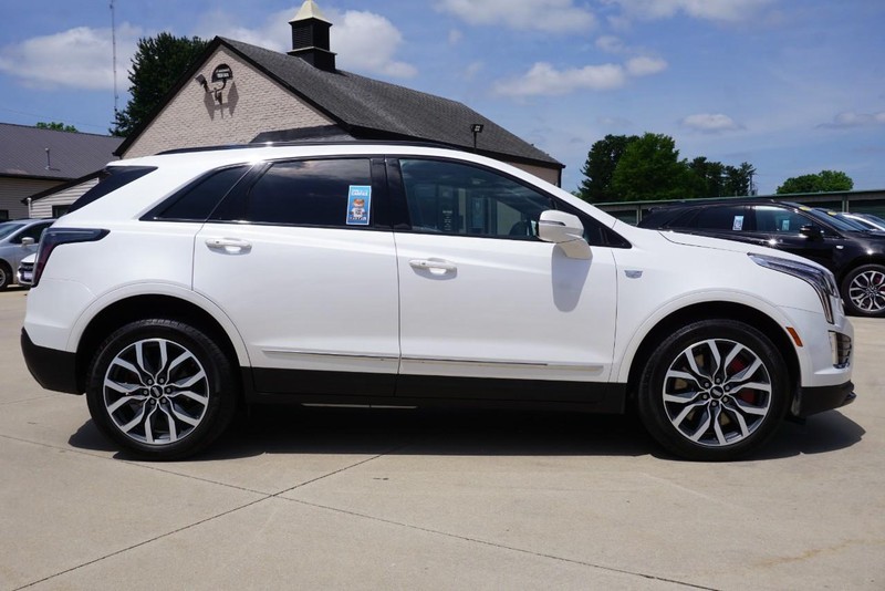 Cadillac XT5 Vehicle Full-screen Gallery Image 02