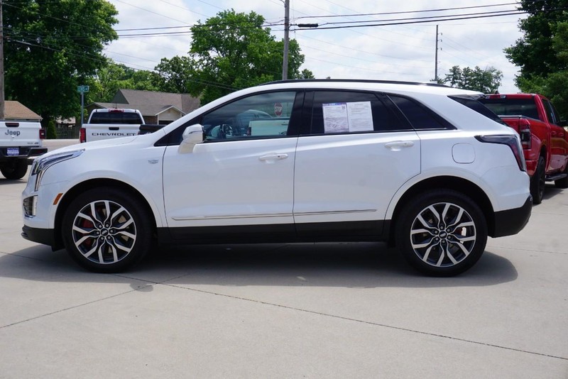 Cadillac XT5 Vehicle Full-screen Gallery Image 06