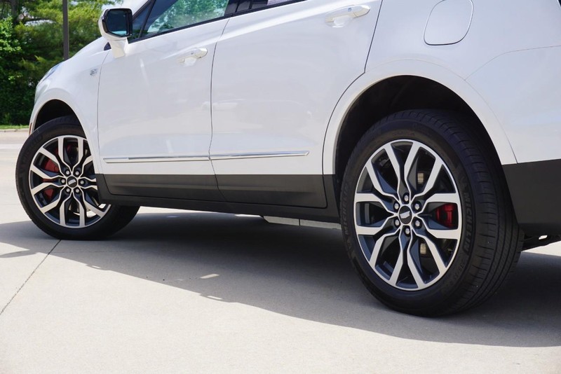 Cadillac XT5 Vehicle Full-screen Gallery Image 12