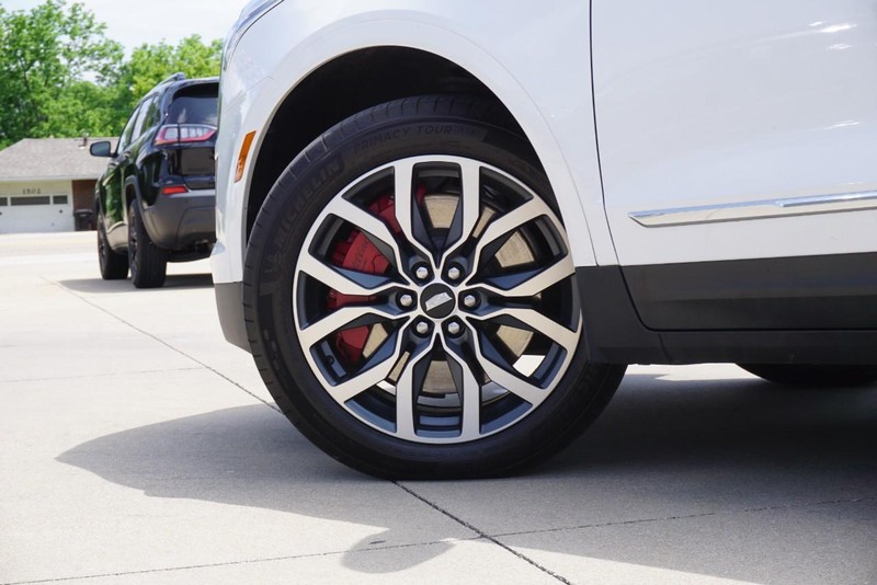 Cadillac XT5 Vehicle Full-screen Gallery Image 13