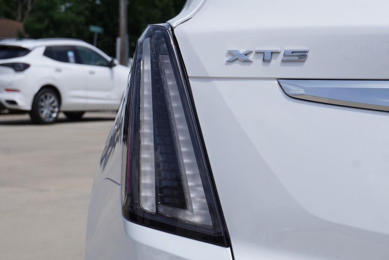 Cadillac XT5 Vehicle Full-screen Gallery Image 15