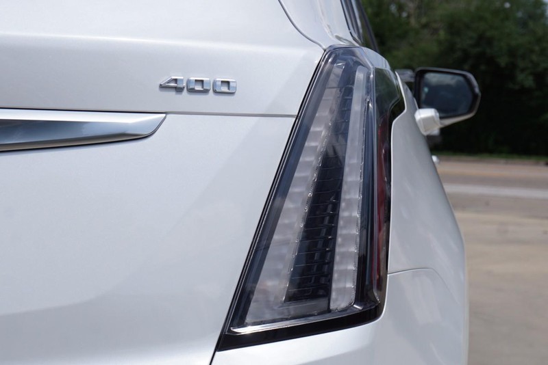 Cadillac XT5 Vehicle Full-screen Gallery Image 16