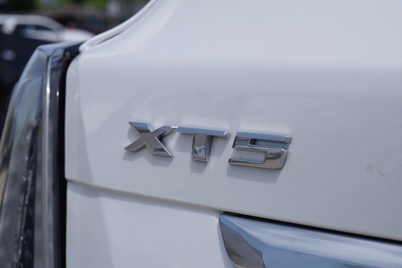 Cadillac XT5 Vehicle Full-screen Gallery Image 17