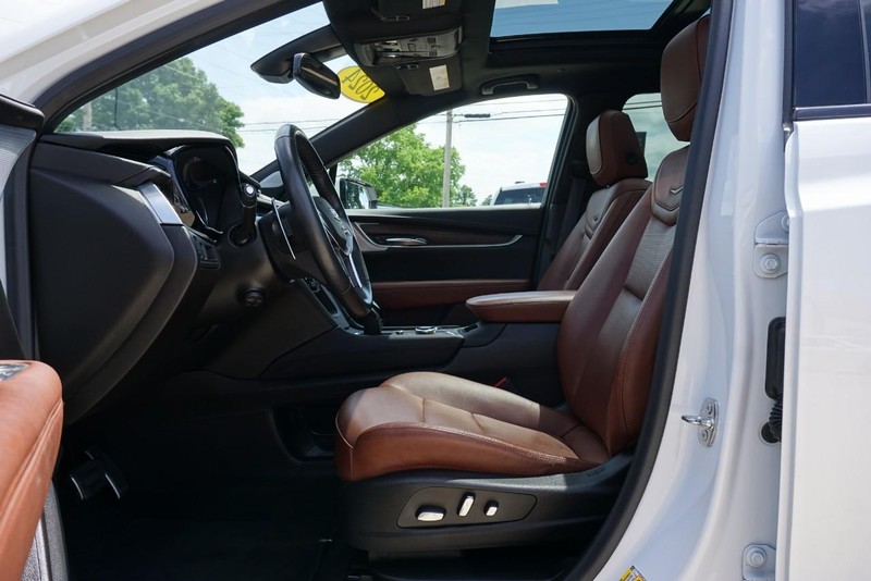 Cadillac XT5 Vehicle Full-screen Gallery Image 21
