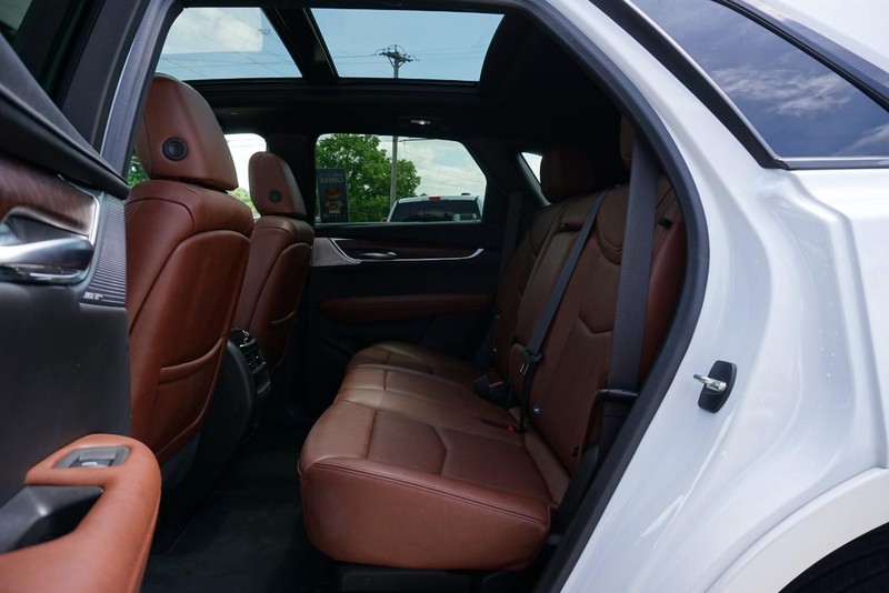 Cadillac XT5 Vehicle Full-screen Gallery Image 24