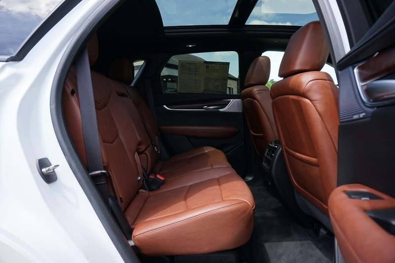 Cadillac XT5 Vehicle Full-screen Gallery Image 26