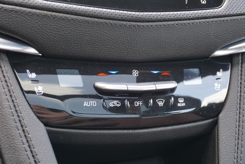 Cadillac XT5 Vehicle Full-screen Gallery Image 45