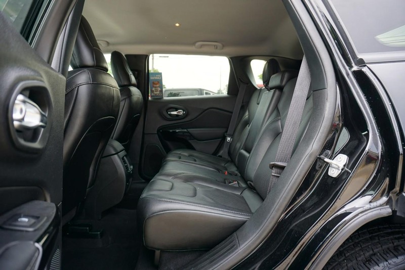 Jeep Cherokee Vehicle Full-screen Gallery Image 24