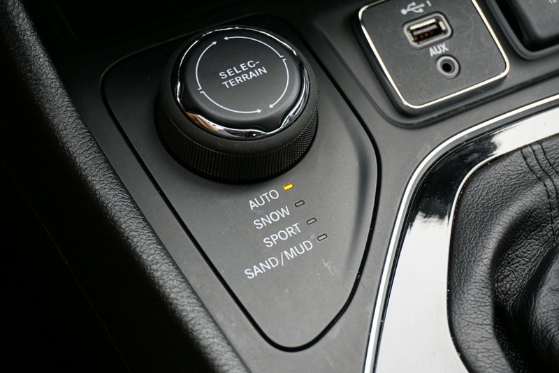 Jeep Cherokee Vehicle Full-screen Gallery Image 46