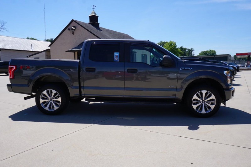 Ford F-150 Vehicle Full-screen Gallery Image 02