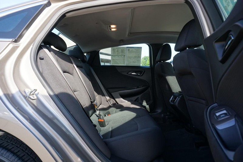 Chevrolet Malibu Vehicle Full-screen Gallery Image 24