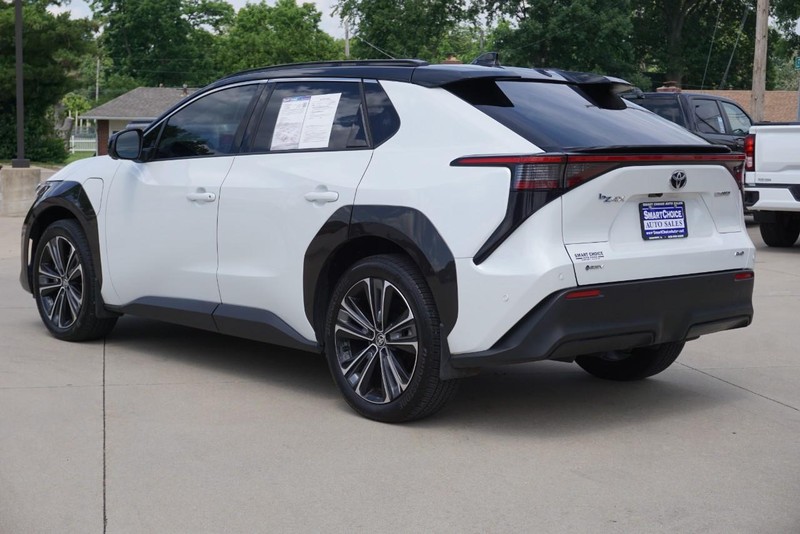 Toyota bZ4X Vehicle Full-screen Gallery Image 05