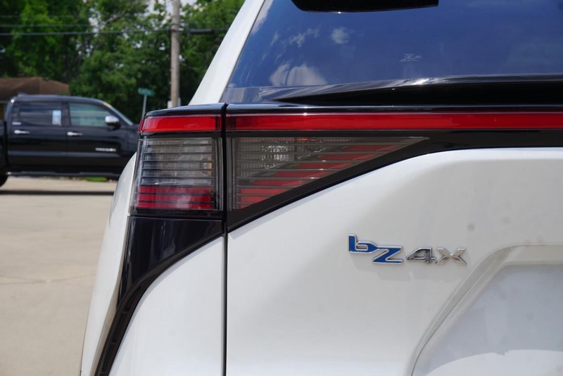 Toyota bZ4X Vehicle Full-screen Gallery Image 17