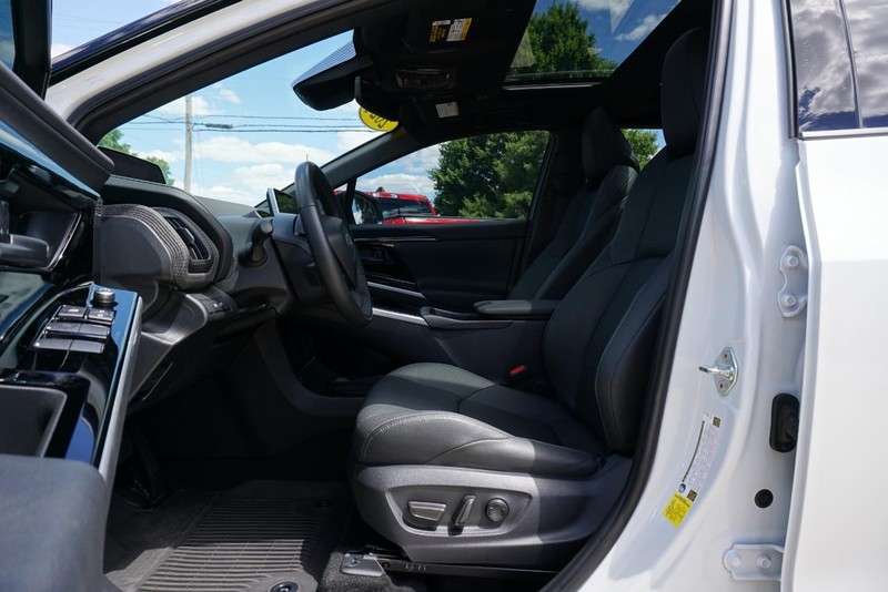 Toyota bZ4X Vehicle Full-screen Gallery Image 24