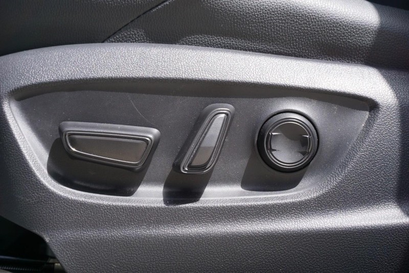 Toyota bZ4X Vehicle Full-screen Gallery Image 25