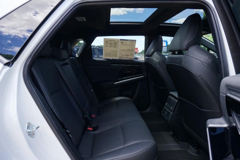 Toyota bZ4X Vehicle Full-screen Gallery Image 29