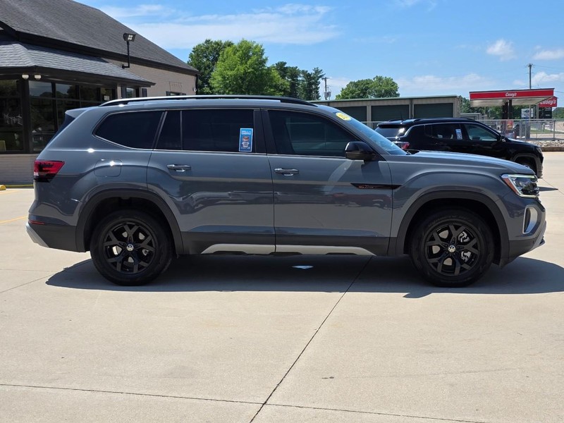 Volkswagen Atlas Vehicle Full-screen Gallery Image 02