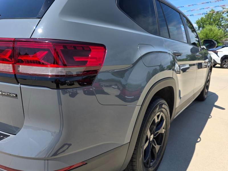 Volkswagen Atlas Vehicle Full-screen Gallery Image 16