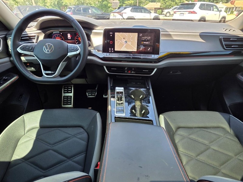 Volkswagen Atlas Vehicle Full-screen Gallery Image 18