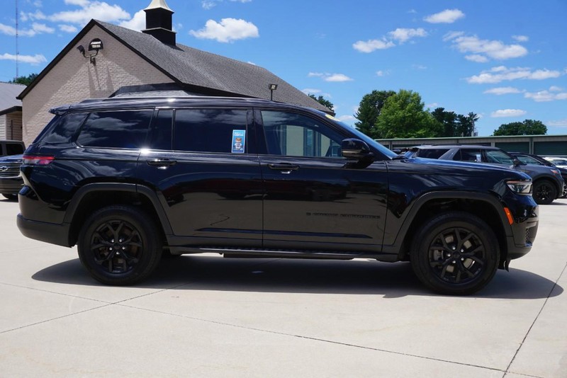 Jeep Grand Cherokee L Vehicle Full-screen Gallery Image 02