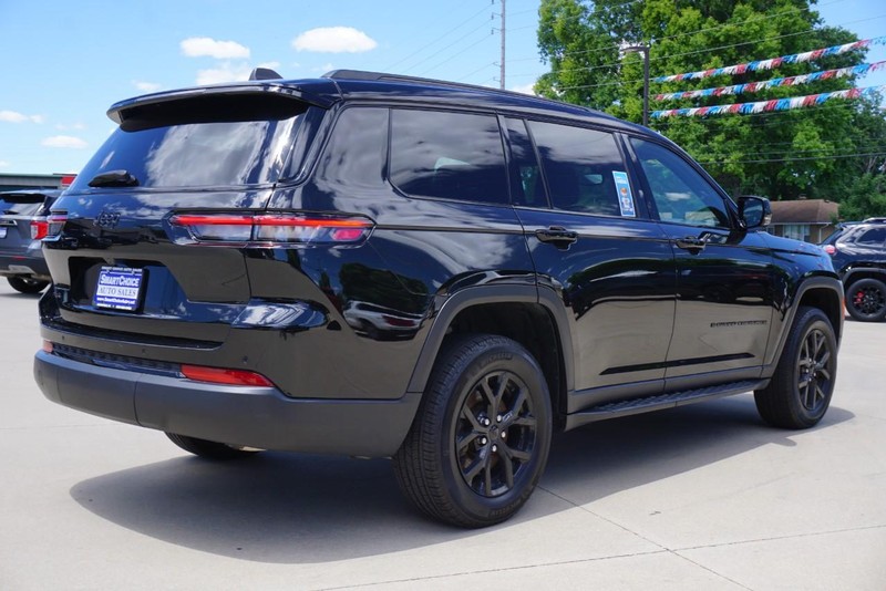 Jeep Grand Cherokee L Vehicle Full-screen Gallery Image 03