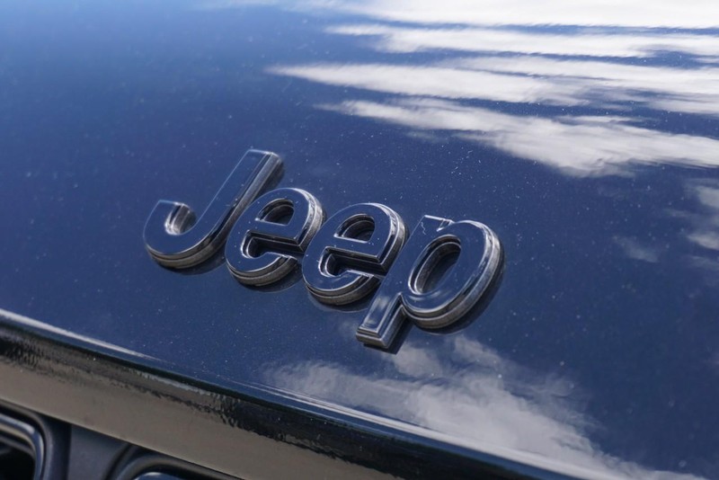 Jeep Grand Cherokee L Vehicle Full-screen Gallery Image 11