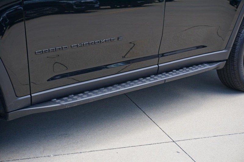 Jeep Grand Cherokee L Vehicle Full-screen Gallery Image 13