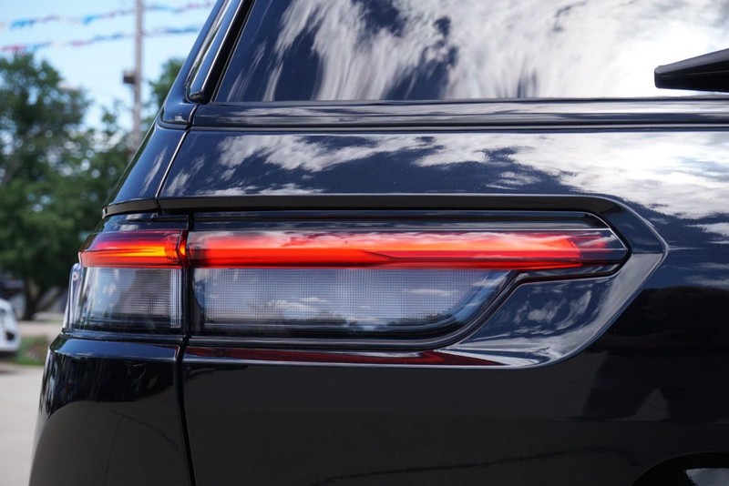 Jeep Grand Cherokee L Vehicle Full-screen Gallery Image 18