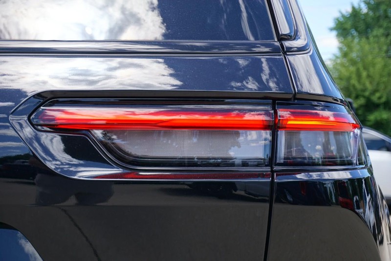 Jeep Grand Cherokee L Vehicle Full-screen Gallery Image 19