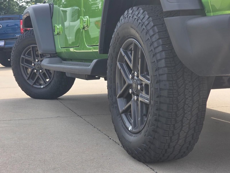 Jeep Wrangler Vehicle Full-screen Gallery Image 26