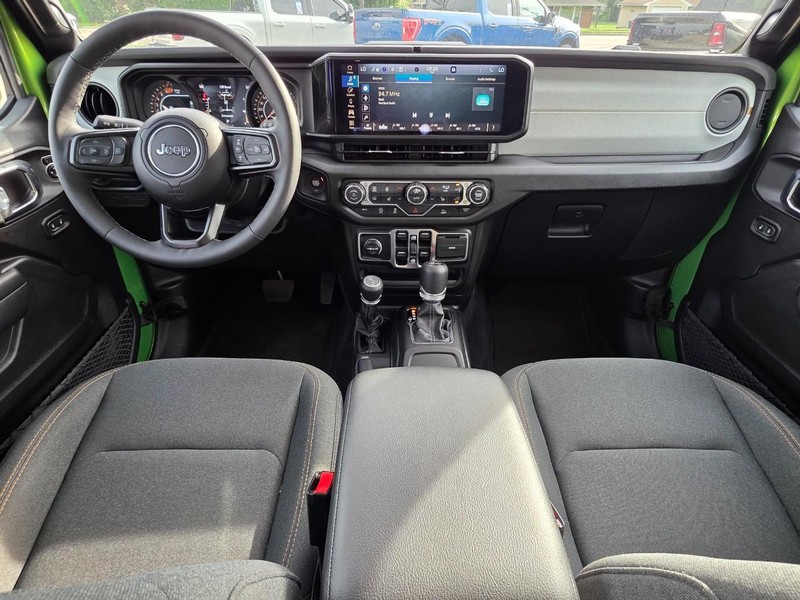 Jeep Wrangler Vehicle Full-screen Gallery Image 31