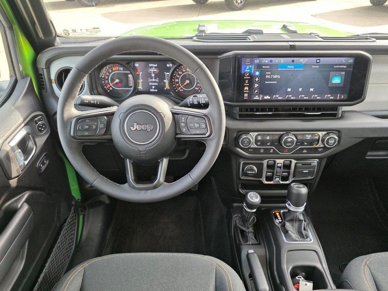 Jeep Wrangler Vehicle Full-screen Gallery Image 32